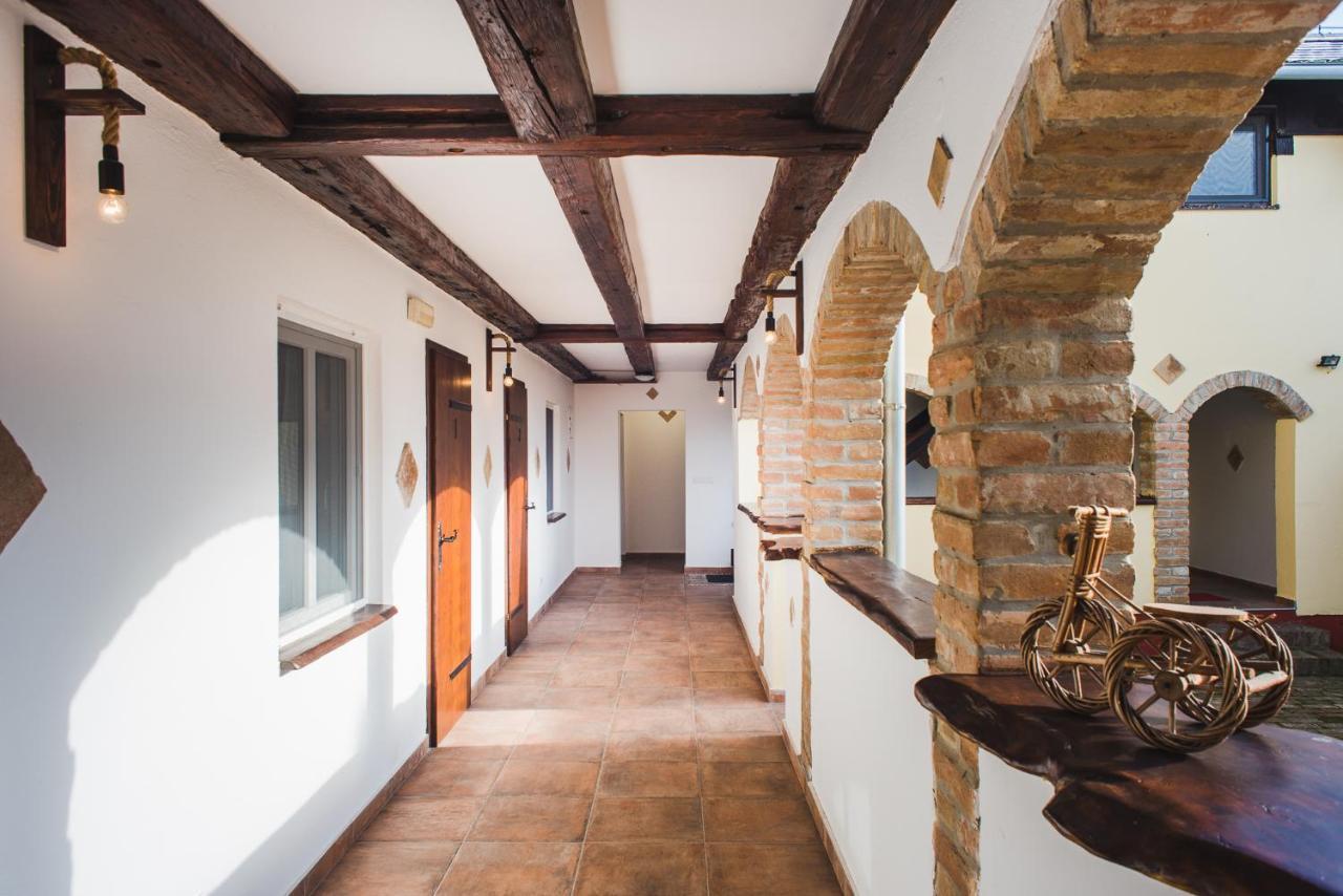 Tri Mudraca Inn Karanac Bagian luar foto