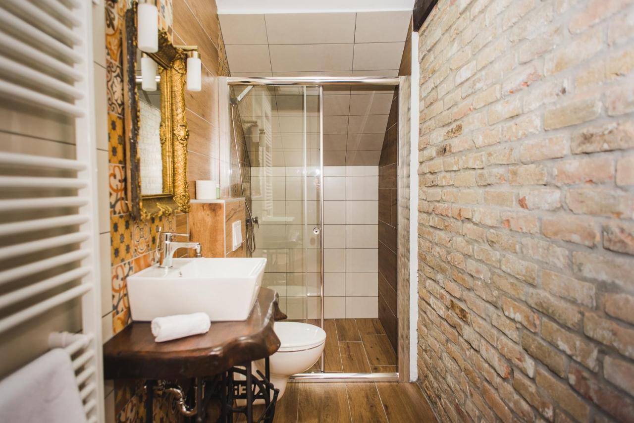 Tri Mudraca Inn Karanac Bagian luar foto
