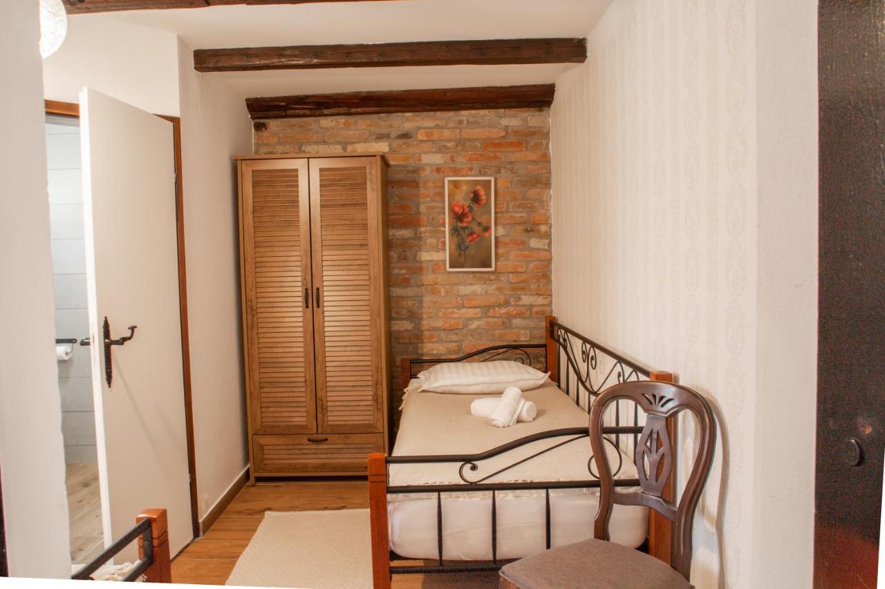 Tri Mudraca Inn Karanac Bagian luar foto